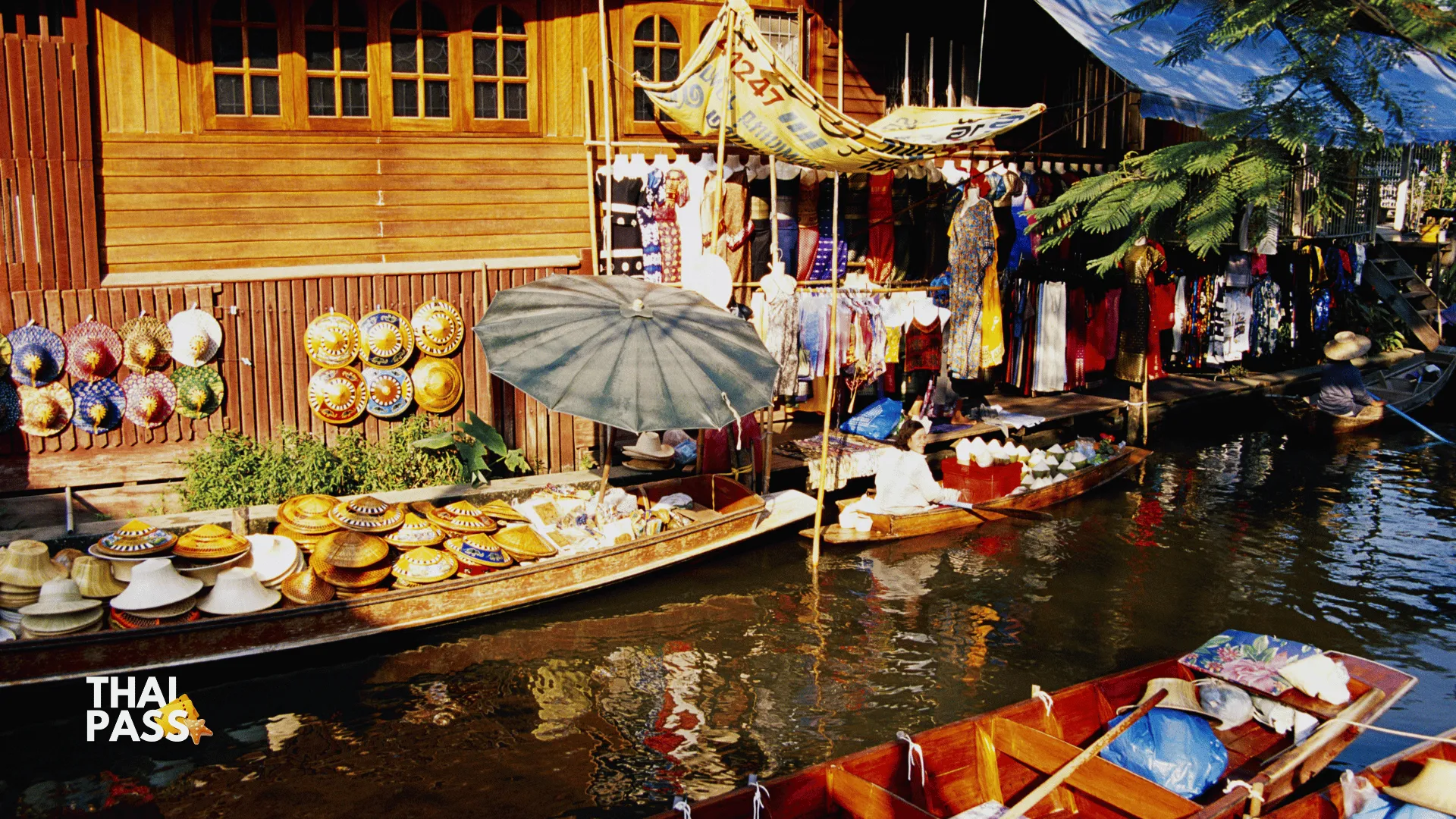 From Bangkok : Half day Damnoen Saduak Floating Market Tour and Thai house with English Guide