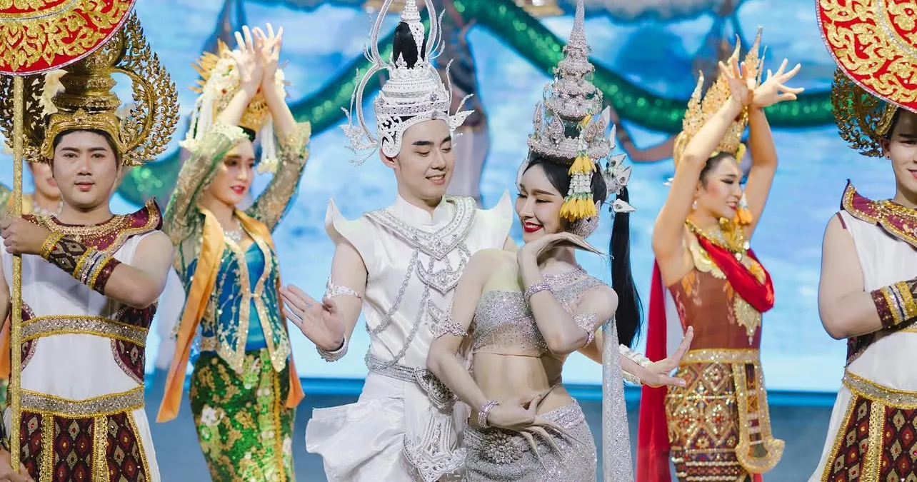 Golden Dome Cabaret Show - Thai Pass