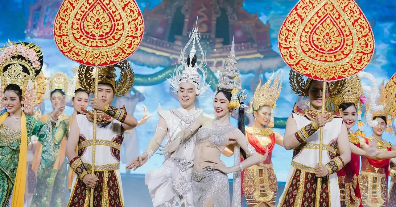 Golden Dome Cabaret Show - Thai Pass