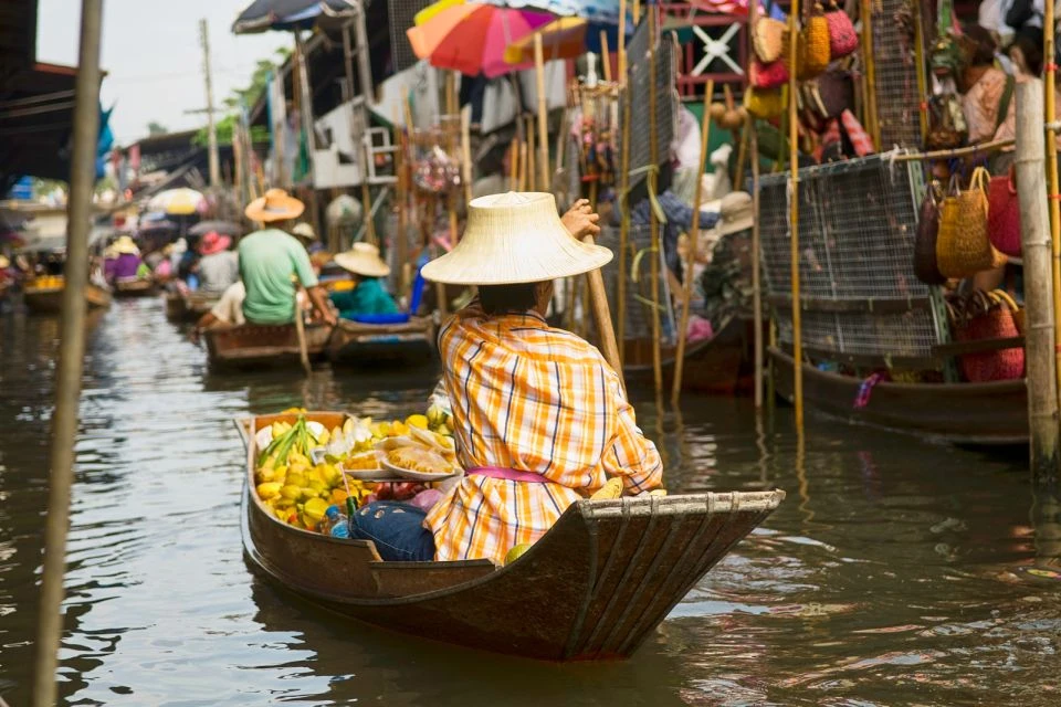 From Bangkok: Meaklong Railway Market and Damnoensaduak Floating Market with English Guide_thumbnail_thethaipass.com