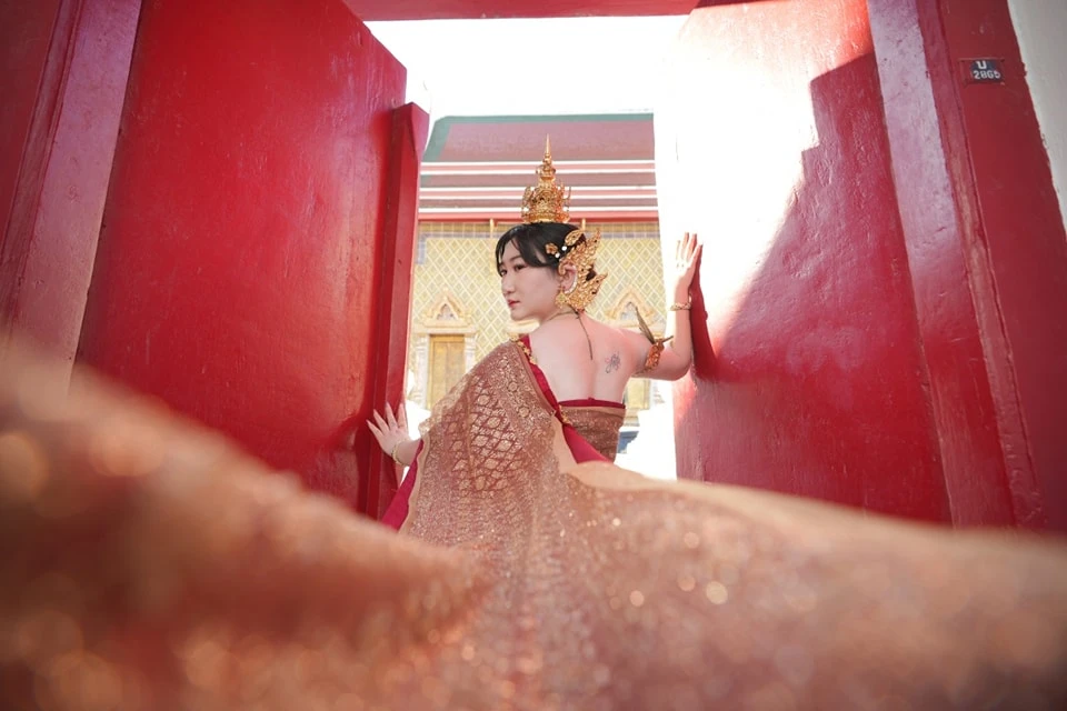 Thai Costume Rental with Makeup and Hair / Photoshoot at Wat Arun_thumbnail_thethaipass.com