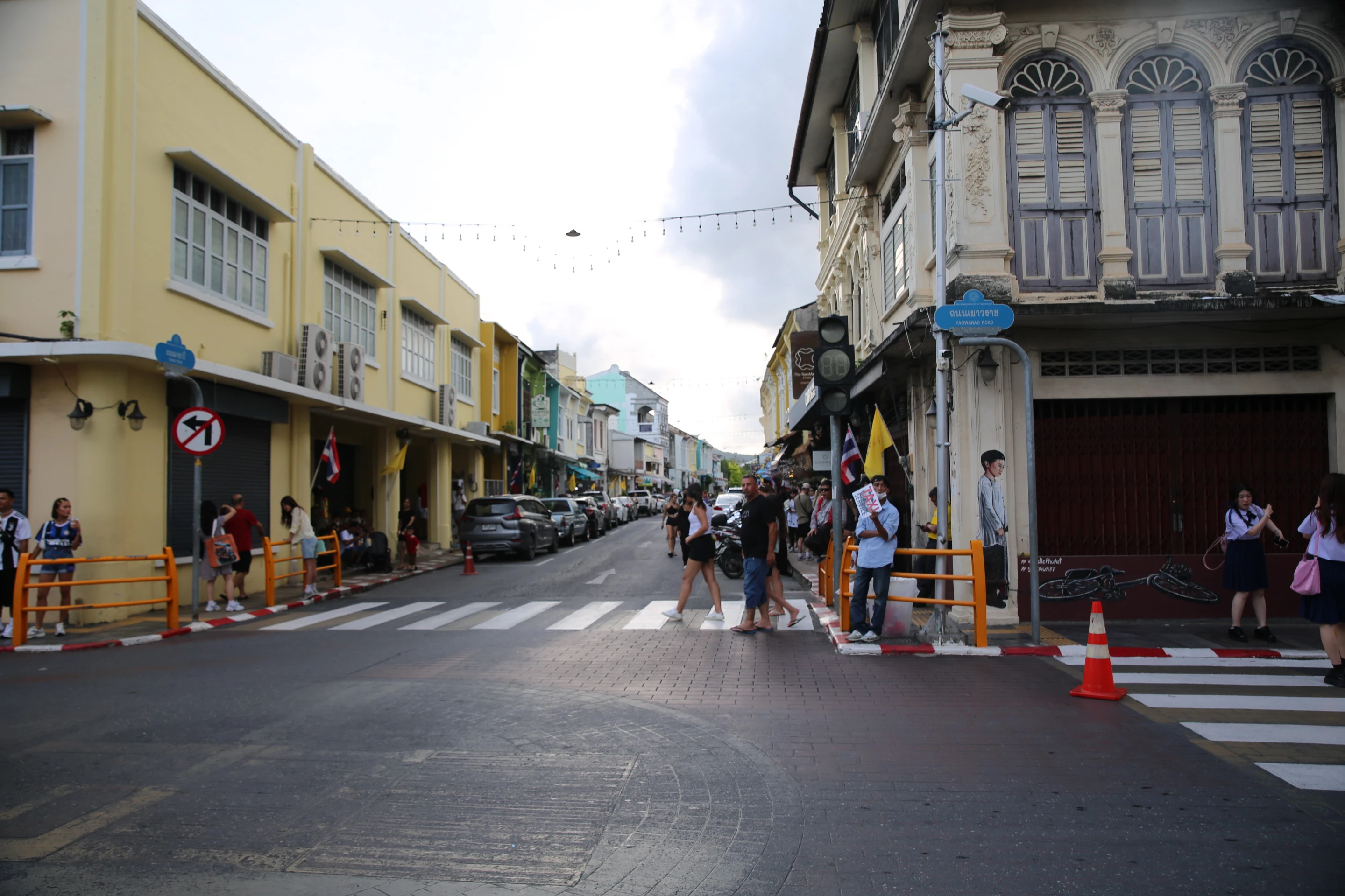 Phuket Sunday walking street_thumbnail_thethaipass.com